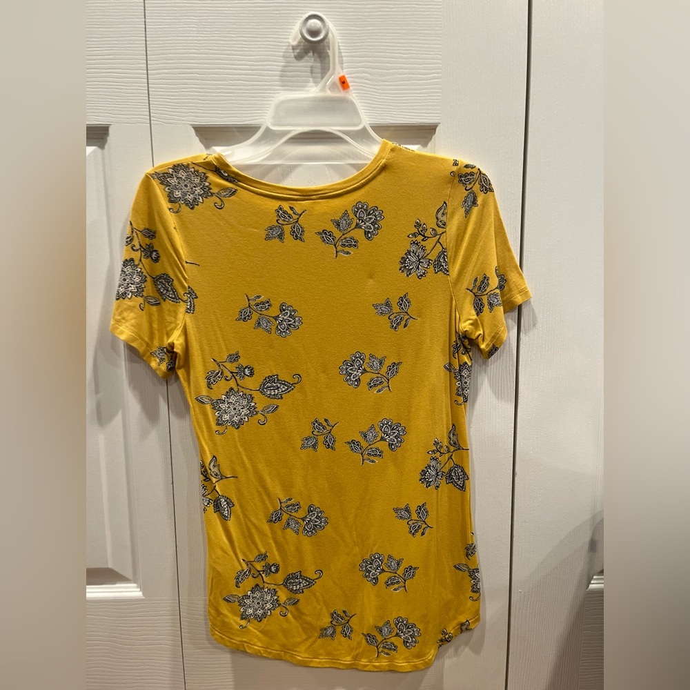 Old Navy size extra small floral T-shirt - Picture 2 of 3